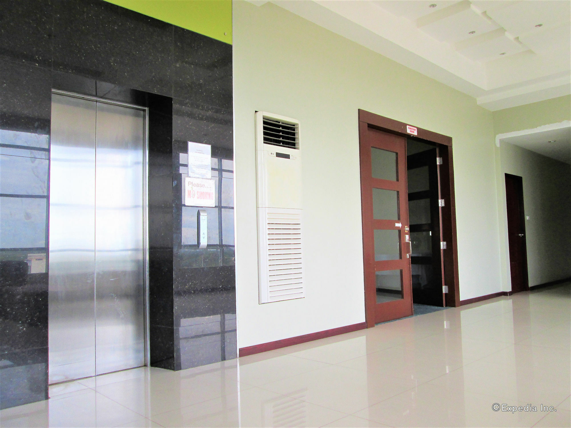 Marianne Suites Cagayan de Oro Esterno foto